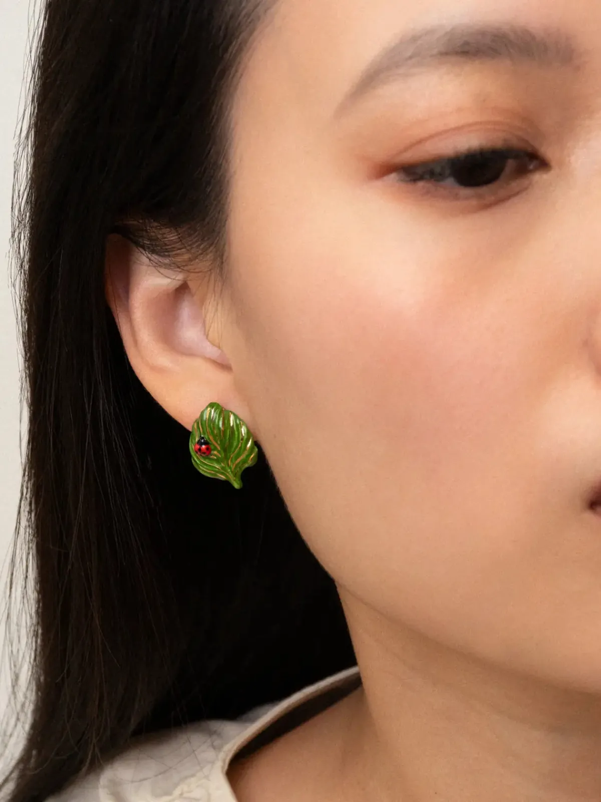 Boucles d'oreilles puces - feuille et coccinelle>NACH BIJOUX