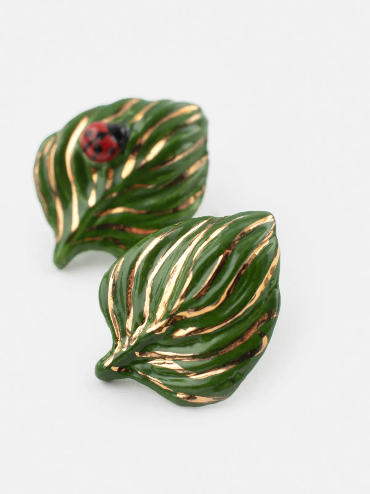 Boucles d'oreilles puces - feuille et coccinelle>NACH BIJOUX