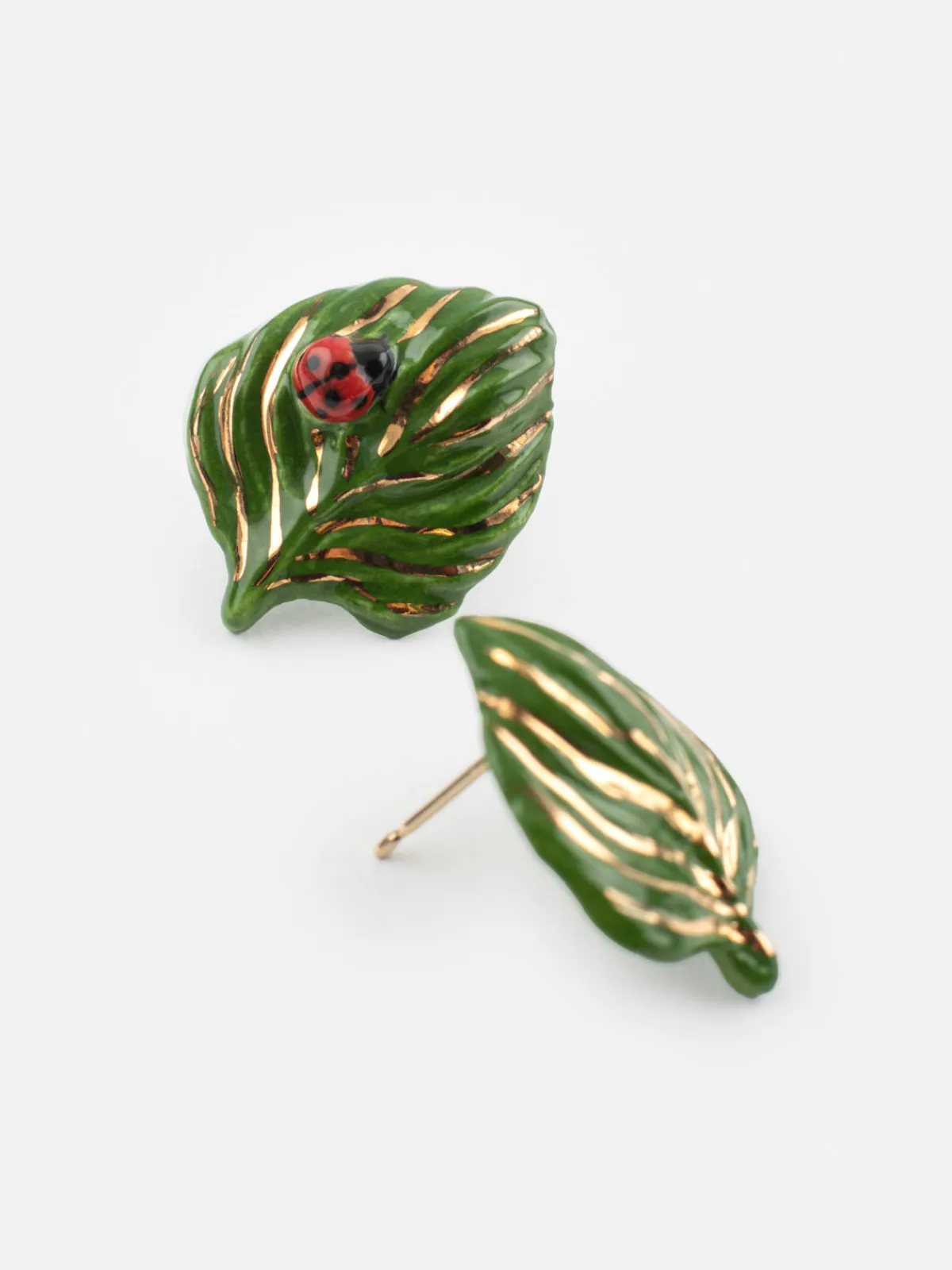 Boucles d'oreilles puces - feuille et coccinelle>NACH BIJOUX