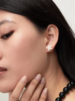 Boucles d'oreilles puces - Fleur d'Erine blanche>NACH BIJOUX Online
