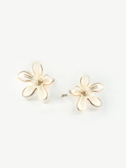 Boucles d'oreilles puces - Fleur d'Erine blanche><noscript><img width=
