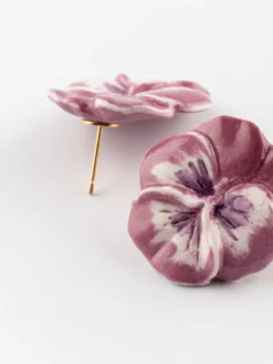 Boucles d'oreilles puces - Fleur pensée><noscript><img width=