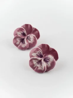 Boucles d'oreilles puces - Fleur pensée><noscript><img width=