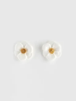 Boucles d'oreilles puces - Fleur blanche><noscript><img width=