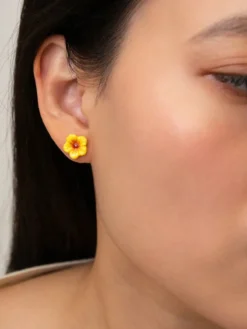 Boucles d'oreilles puces - Mini hibiscus jaunes><noscript><img width=