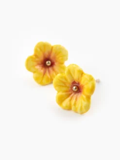 Boucles d'oreilles puces - Mini hibiscus jaunes><noscript><img width=