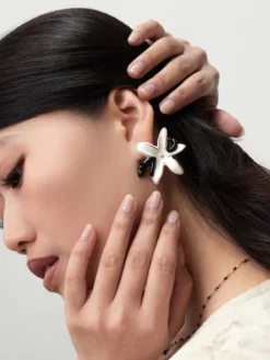 Boucles d'oreilles puces - Panthère et fleur d'Erine blanche>NACH BIJOUX Online