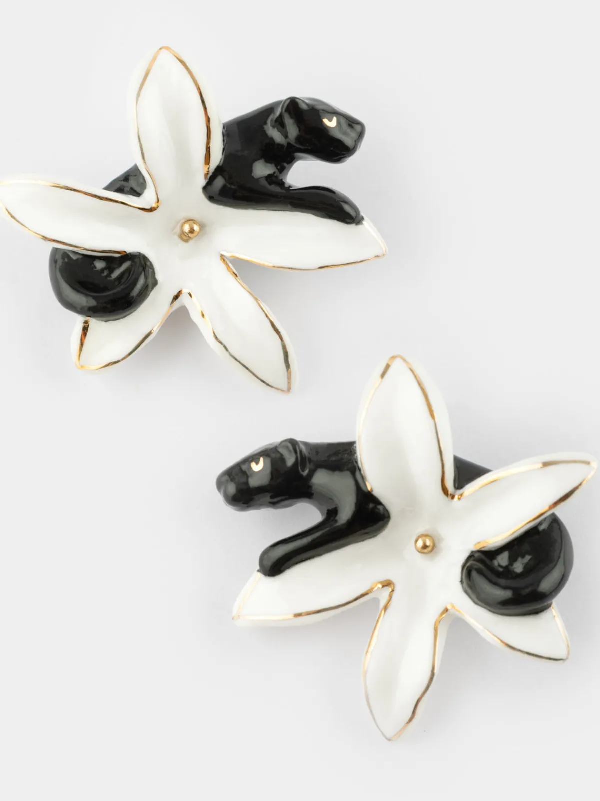Boucles d'oreilles puces - Panthère et fleur d'Erine blanche>NACH BIJOUX Online