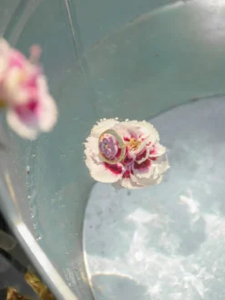 Boucles d'oreilles puces rondes - Fleur pensée><noscript><img width=