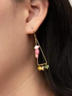 Boucles d'oreilles triangles cacatoès et perles><noscript><img width=