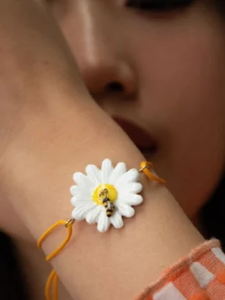 Bracelet cordon marguerite et abeille><noscript><img width=