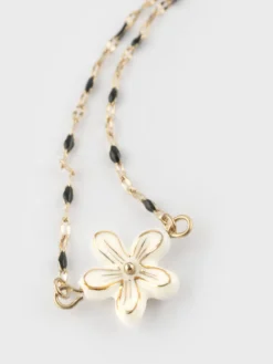 Bracelet with pearls and white flower><noscript><img width=