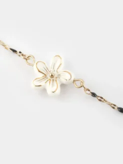 Bracelet with pearls and white flower><noscript><img width=