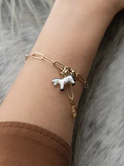 Charm's cheval blanc><noscript><img width=