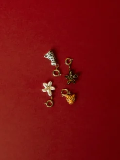 Charm's fleur d'Erine noire><noscript><img width=