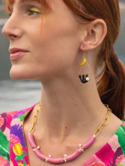 Cockatoo and pink pearl necklace><noscript><img width=