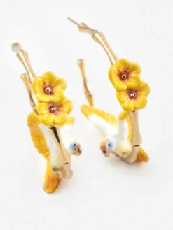 Créoles en bambou perroquet et fleurs><noscript><img width=