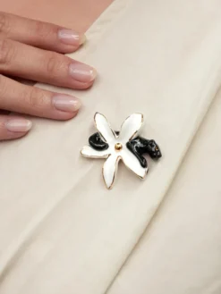 Erine flower and panther pin>NACH BIJOUX Hot