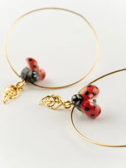 Grandes créoles feuille et coccinelle><noscript><img width=