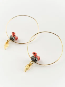 Grandes créoles feuille et coccinelle><noscript><img width=