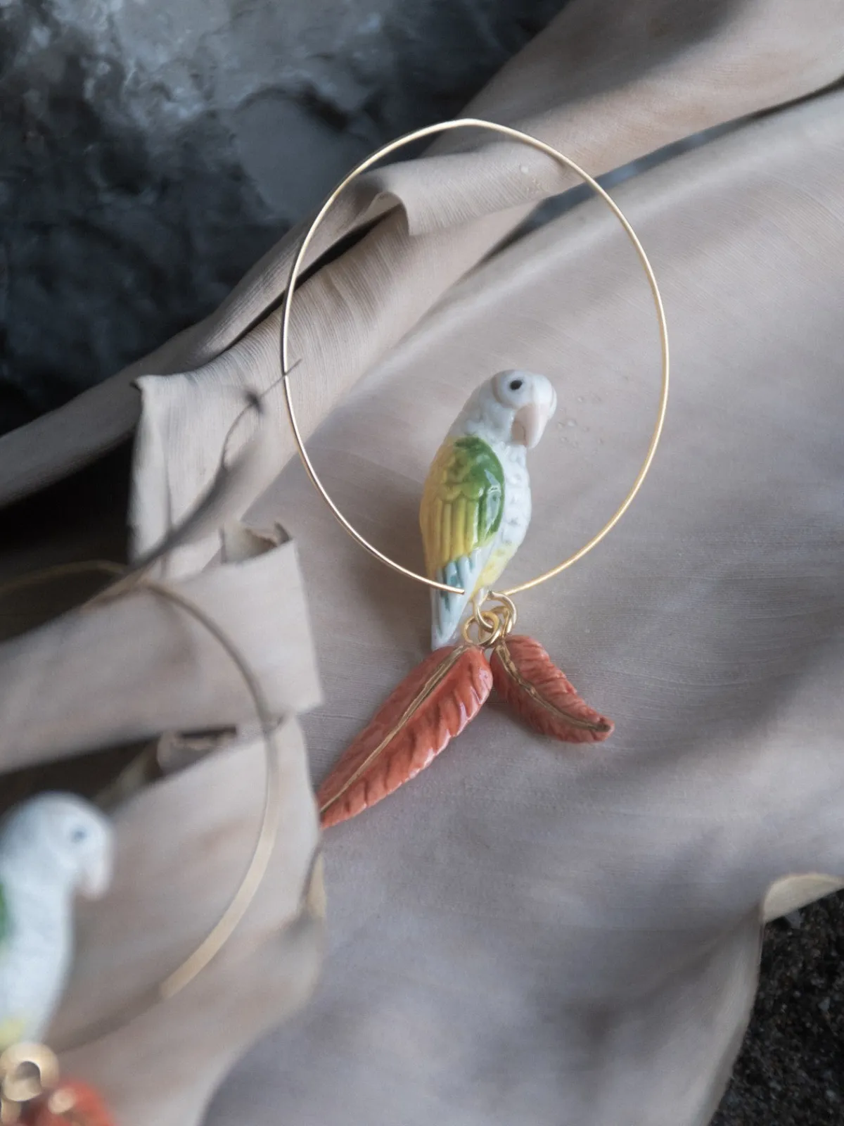Grandes créoles perroquet et plumes>NACH BIJOUX New