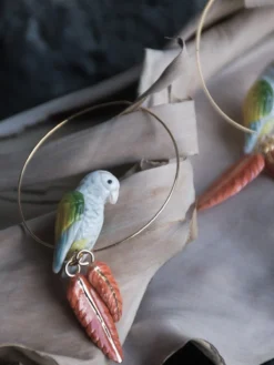 Grandes créoles perroquet et plumes><noscript><img width=