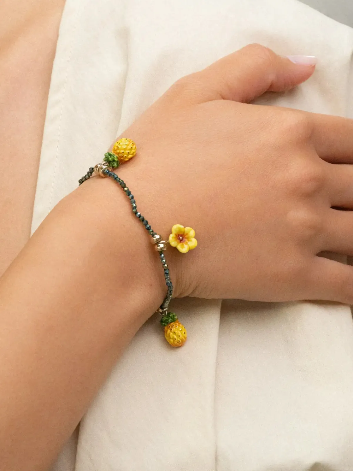 Hematite, hibiscus and pineapple bead bracelet>NACH BIJOUX Online