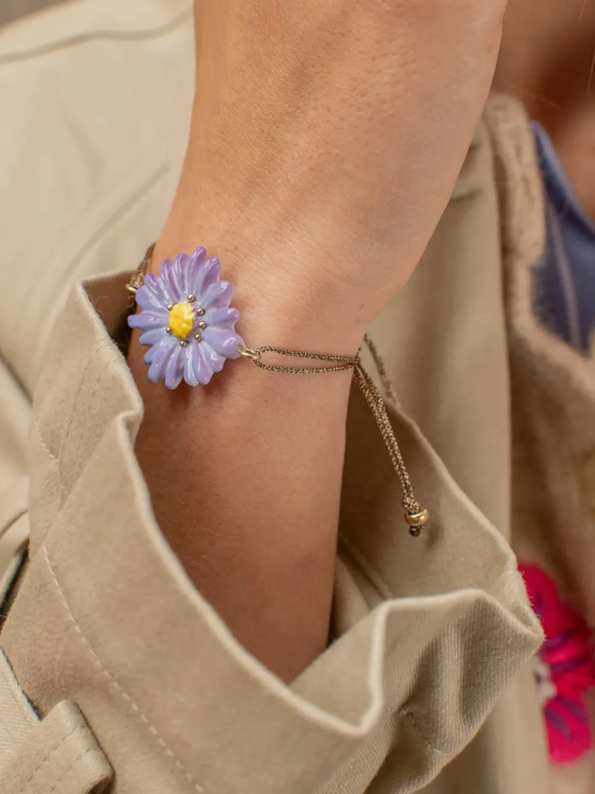 Iridescent cord bracelet with blue anemone flower>NACH BIJOUX Best