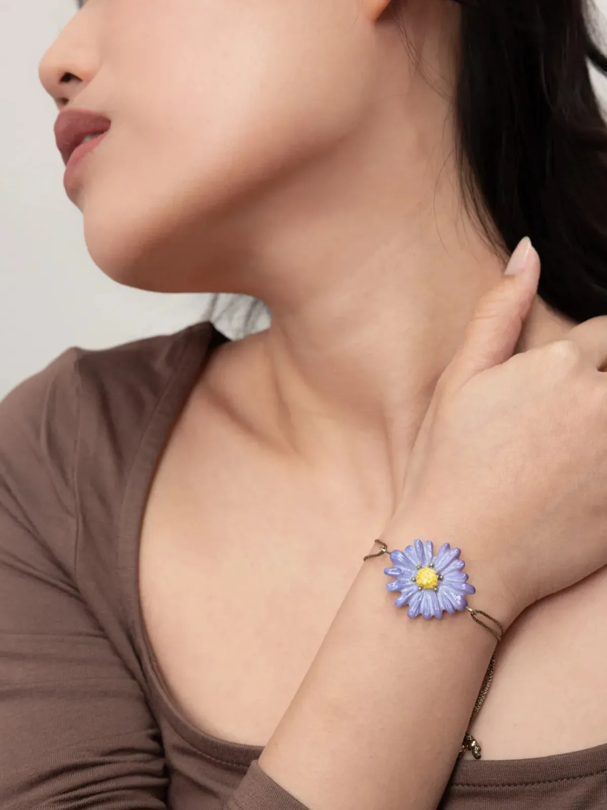 Iridescent cord bracelet with blue anemone flower>NACH BIJOUX Best