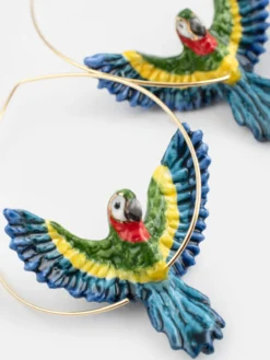 Large Creole parrot, green macaw in flight><noscript><img width=