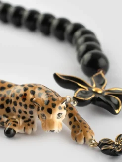 Leopard, flower and pearl necklace><noscript><img width=