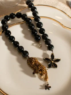 Leopard, flower and pearl necklace><noscript><img width=
