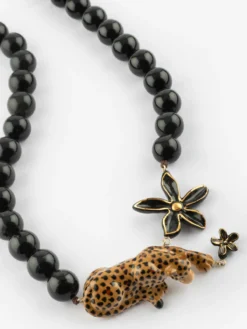 Leopard, flower and pearl necklace><noscript><img width=