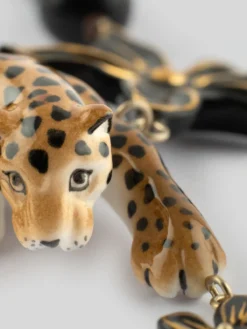 Leopard, flower and pearl necklace><noscript><img width=