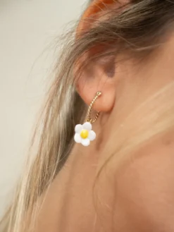 Mini créole fleur blanche>NACH BIJOUX