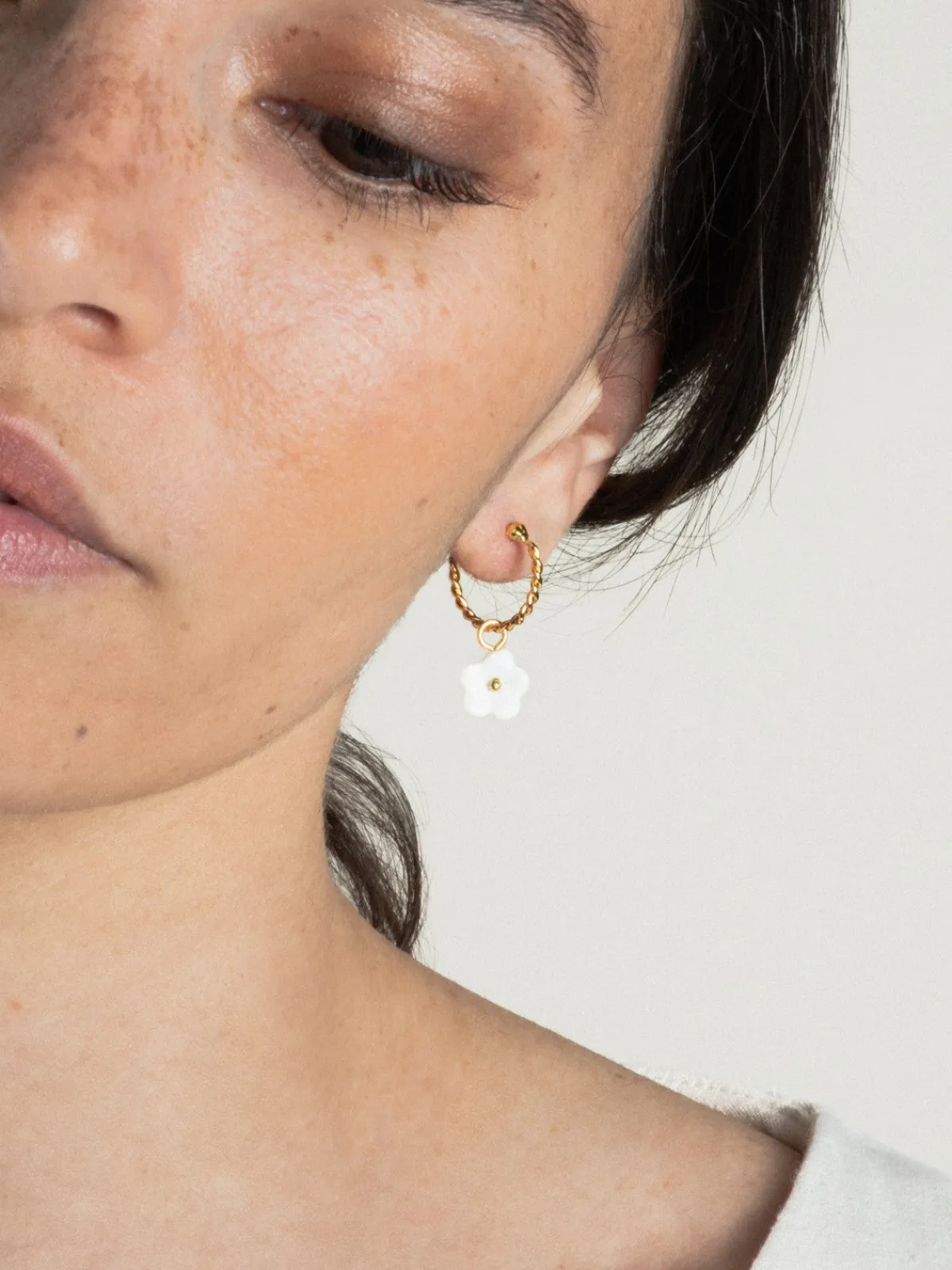 Mini créole fleur blanche - Vendue à l'unité>NACH BIJOUX Outlet