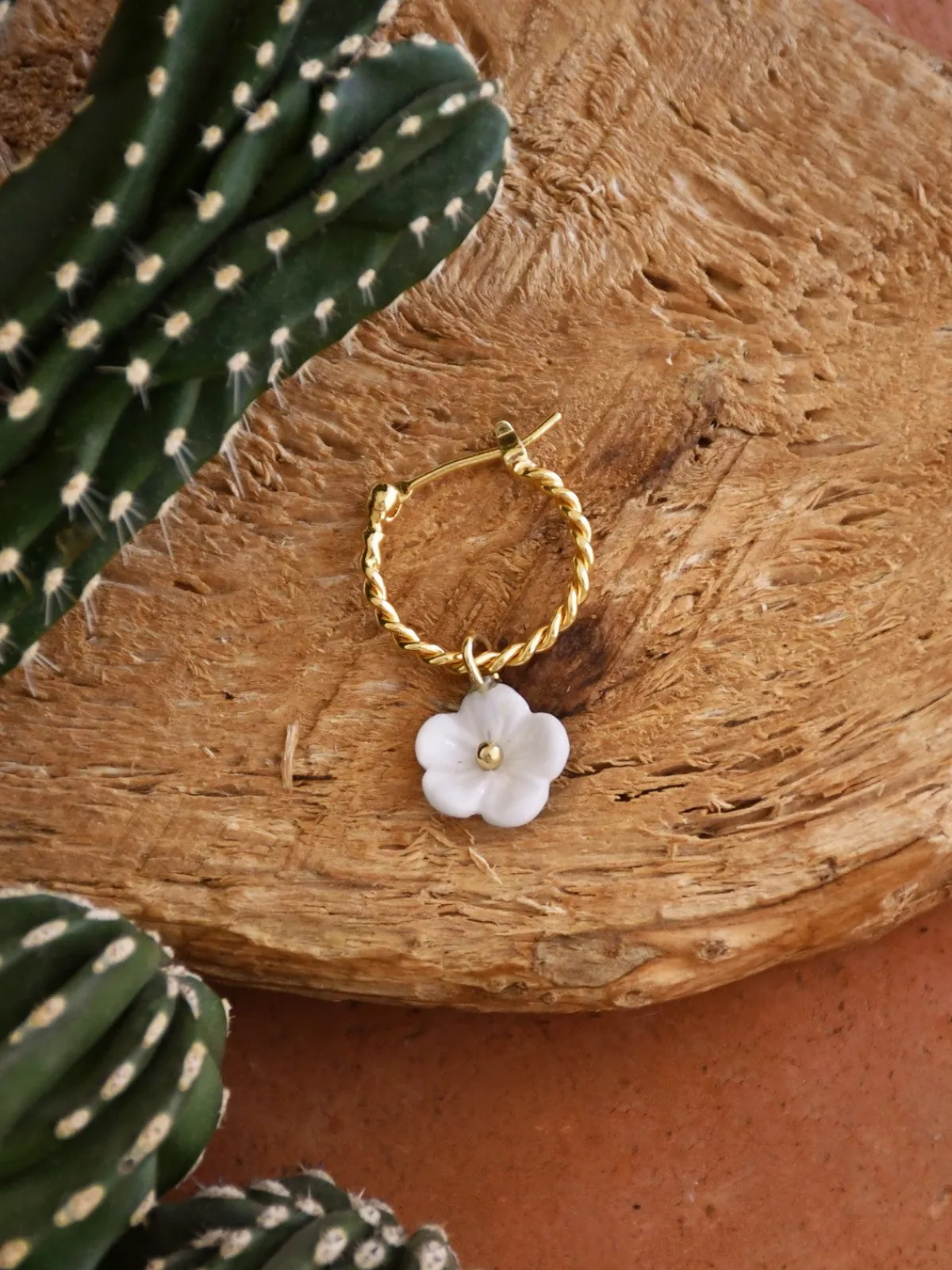 Mini créole fleur blanche - Vendue à l'unité>NACH BIJOUX Outlet