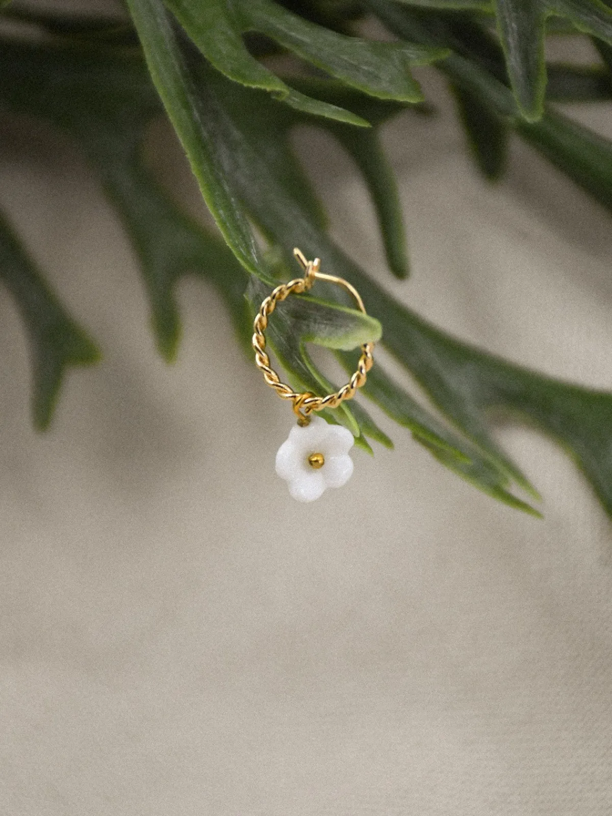 Mini créole fleur blanche - Vendue à l'unité>NACH BIJOUX Outlet