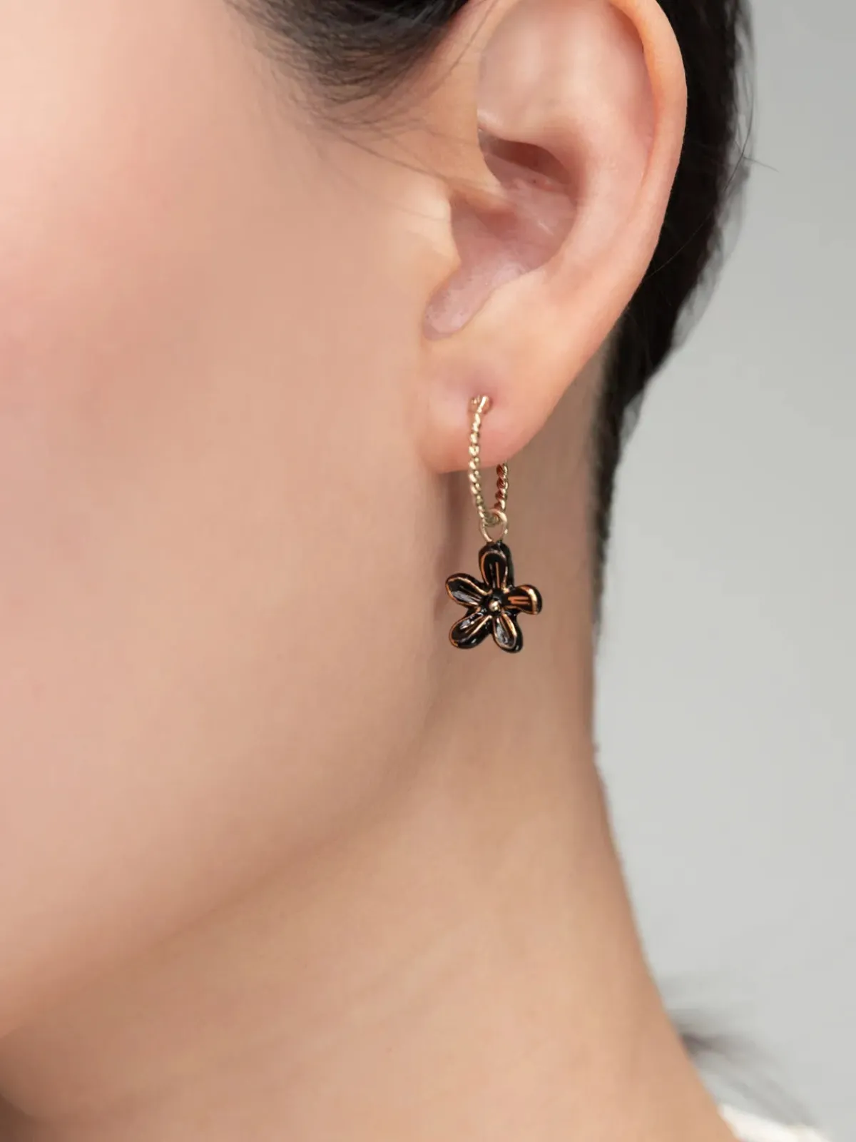 Mini créoles fleur d'Erine noire - vendue à l'unité>NACH BIJOUX Hot