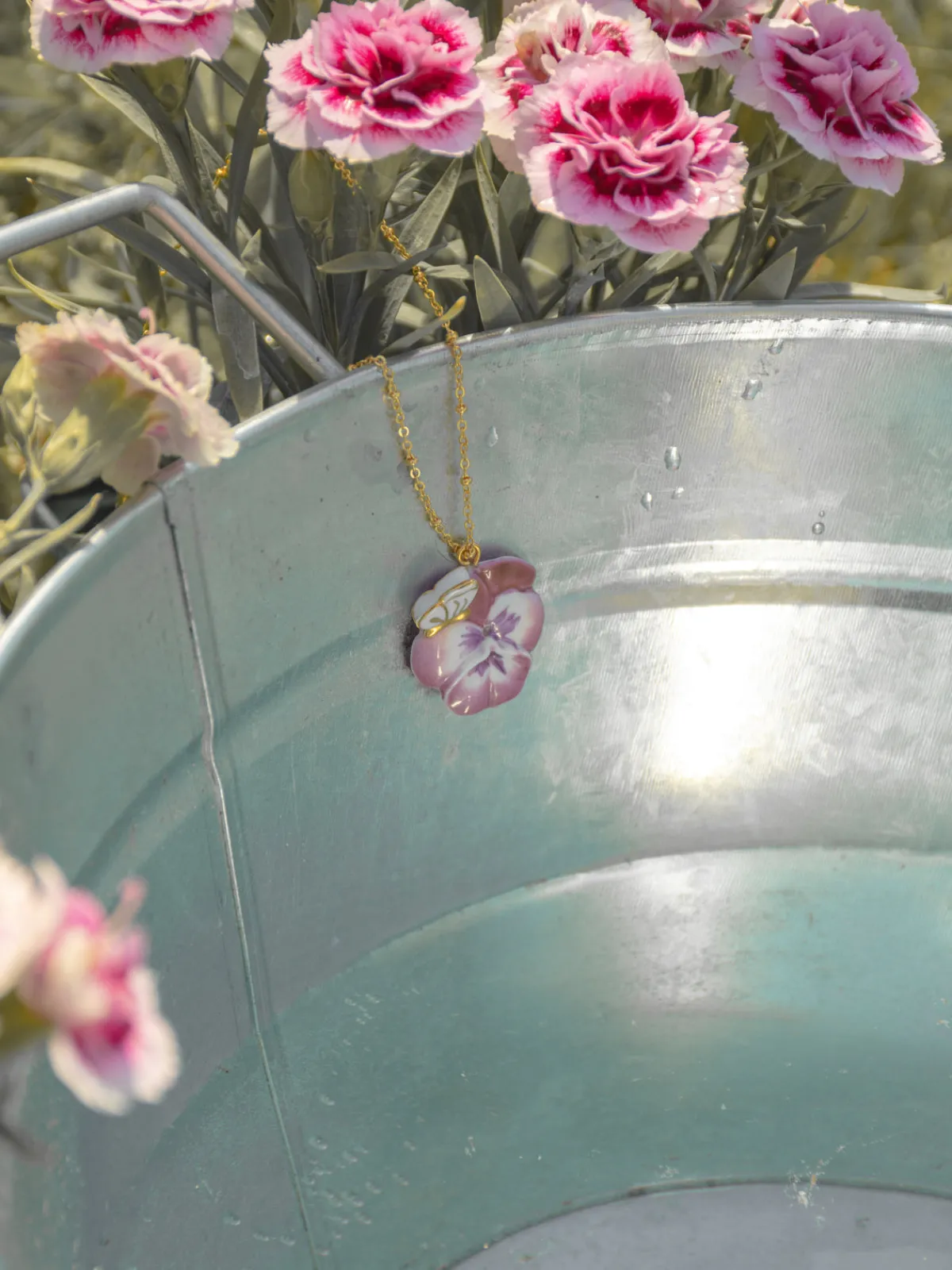 Pansy and purple butterfly necklace>NACH BIJOUX Hot