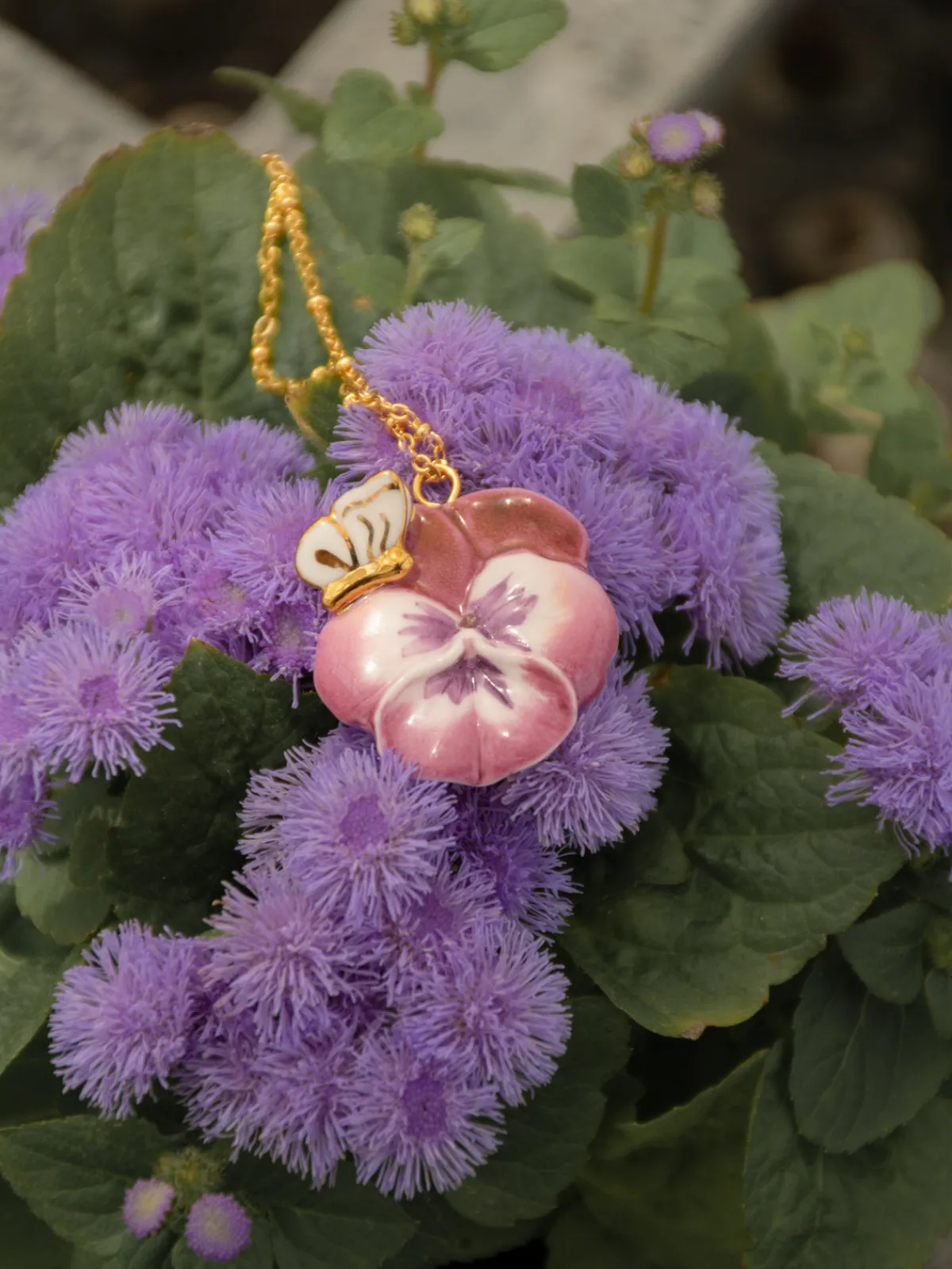 Pansy and purple butterfly necklace>NACH BIJOUX Hot