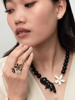 Panther, flower and pearl necklace><noscript><img width=