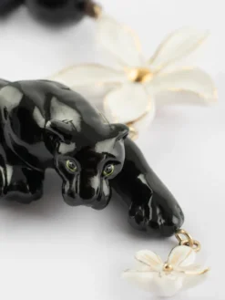 Panther, flower and pearl necklace><noscript><img width=