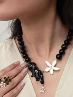 Panther, flower and pearl necklace><noscript><img width=