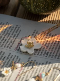 pear blossom and bird necklace><noscript><img width=