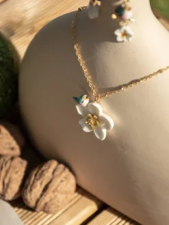 pear blossom and bird necklace><noscript><img width=