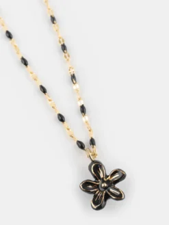 Pearl necklace and black Erine flower><noscript><img width=