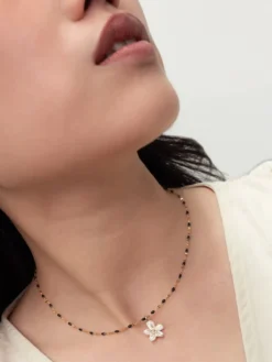 Pearl necklace and white Erine flower>NACH BIJOUX