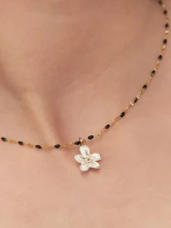 Pearl necklace and white Erine flower><noscript><img width=