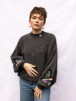 Pull en maille avec oiseau brodé><noscript><img width=